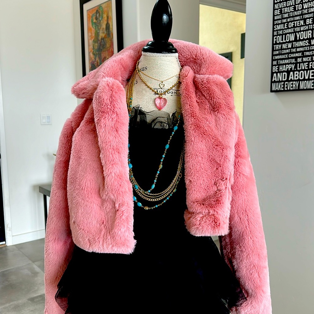 BRAND NEW GORGEOUS FANCY AND SOFT MAUVE VEGAN FUR OUTERWEAR COAT! SIZE MEDIUM!